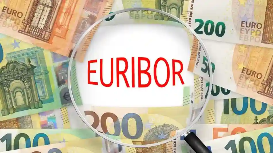 Lupa sobre billetes de euro enfocando la palabra "euríbor", representando el análisis de este índice financiero